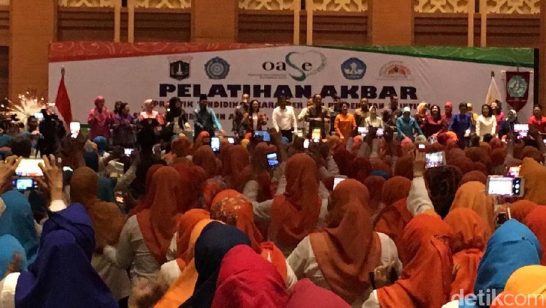 Di Hadapan Ribuan Guru PAUD, Jokowi dan Iriana Joget Maumere Di Hadapan Ribuan Guru PAUD, Jokowi dan Iriana Joget Maumere