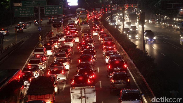 Menjelang libur tahun baru Islam, lalu lintas di tol dalam kota macet panjang, Rabu (20/9/2017). Begini penampakannya.