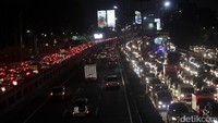 Tol dalam kota yang mengarah ke Cawang macet panjang. Sementara arah sebaliknya terlihat lancar.