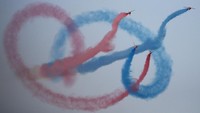 Aksi akrobatik Red Arrows RAF Inggris di langit Yunani (Alkis Konstantinidis/Reuters)