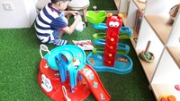 Mereka bisa puas mengeksplor semua mainan di sini. Oia, si kecil wajib pakai kaos kaki saat bermain di playroom. Foto: Andi Annisa DR/detikFood