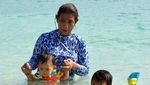 Susi Ngajak Cucu Main di Pantai
