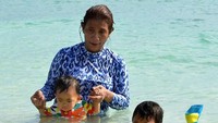Susi mengajak cucunya berenang. (Dok. Instagram)