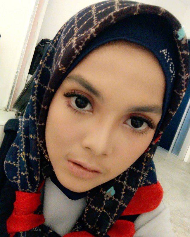 Kintan Mary kali ini terlihat cantik dengan riasan penuh dan kreasi jilbab bermotif. Foto: Instagram @kintaanmary