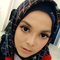 Kintan Mary kali ini terlihat cantik dengan riasan penuh dan kreasi jilbab bermotif. Foto: Instagram @kintaanmary