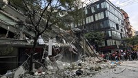 Sedikitnya 44 gedung di Mexico City rusak parah atau hancur akibat gempa ini. Foto: REUTERS/Claudia Daut