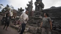 Ada pula yang membawa serta sepeda miliknya.