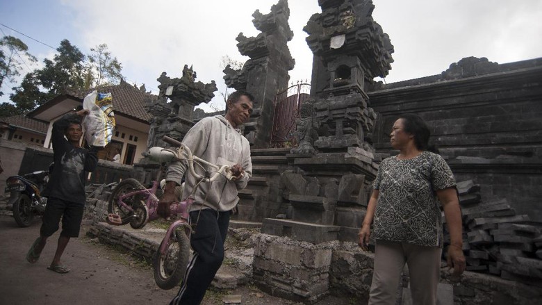 Pengungsi Gunung Agung Sudah Capai 9.421 Jiwa Pengungsi Gunung Agung Sudah Capai 9.421 Jiwa