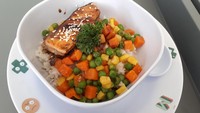  Pilihan menunya banyak. Salah satunya Salmon Teriyaki Bowl dengan mixed vegetables. Foto: dok. detikFood