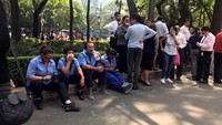 Beberapa jam sebelum gempa terjadi, warga Meksiko beramai-ramai ikut latihan gempa yang digelar tahunan, setiap tanggal 19 September. Foto: REUTERS/Henry Romero