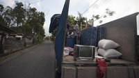 Alat elektronik seperti televisi juga dibawa pergi warga yang mengungsi.