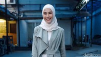 Zaskia memilih tampil santai namun tetap menawan dengan outer dan celana hijau. Pool/Noel/detikFoto.