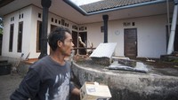 Sebagian warga setempat memilih mengungsi sendiri tanpa harus dievakuasi petugas menyusul adanya rekomendasi zona larangan aktivitas di radius enam hingga 7,5 km dari puncak Gunung Agung