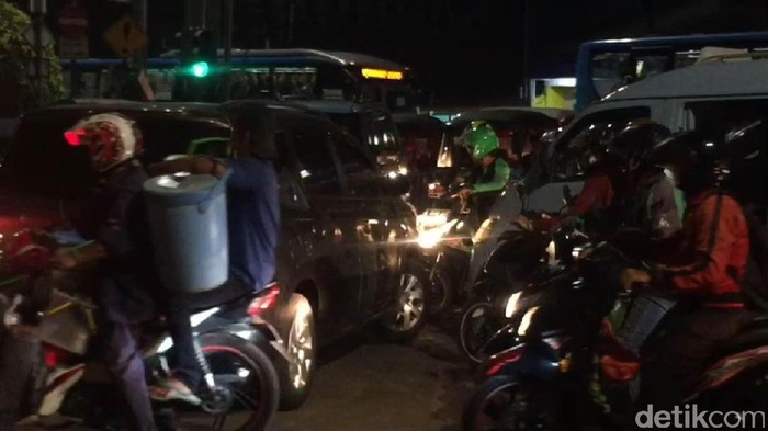 Semrawutnya Simpang Slamet Riyadi Matraman, Mobil Damkar Terjebak