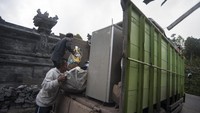 Ada warga yang membawa serta kulkas miliknya. Barang-barang itu dimasukkan ke dalam pikap.