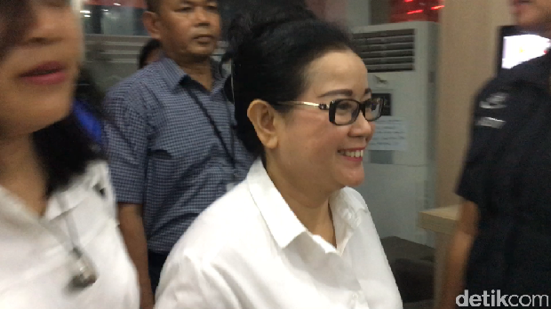 Miryam S Haryani yang mengenakan kemeja putih tiba di Mapolda Metro Jaya.