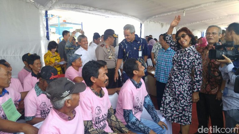 Menteri Susi Ganti Cantrang Nelayan dengan Alat Ramah Lingkungan Menteri Susi Ganti Cantrang Nelayan dengan Alat Ramah Lingkungan