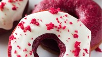 Red Velvet juga diaplikasikan pada donat. Adonan berwarna merah marun diberi olesan krim keju dan taburan remahan donat. Cantik ya?Foto: Istimewa