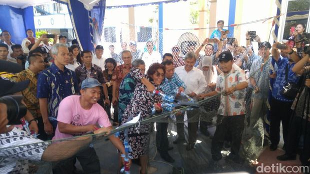 Menteri Susi memusnahkan cantrang milik nelayan di Semarang.