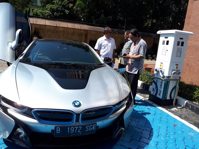 BMW i8 jajal SPLU PLN. Foto: Dok. PLN Distribusi Jakarta Raya BMW i8 jajal SPLU PLN. Foto: Dok. PLN Distribusi Jakarta Raya
