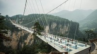 Selain itu, jembatan kaca tersebut juga memiliki lebar hingga enam meter dan menggantung di ketinggaian 300 meter pada salah satu jurang di Taman Nasional Tiananmen. Jembatan itu juga berlokasi di Taman Nasional yang jadi setting film fiksi Avatar (Fred Dufour/AFP)