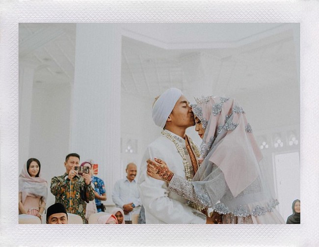  Taaruf dapat pula dilakukan jika kedua belah pihak keluarga setuju dan tinggal menunggu keputusan dari masing-masing pihak apakah bersedia atau tidak untuk dilanjutkan ke pernikahan. Dan artis selanjutnya yang  pernah menjalani taaruf adalah Salmafina Sunan dan Taqy Malik. Keduanya menikah pada September 2017 namun kemudian bercerai hanya dalam waktu dua bulan setelah naik pelaminan. Foto: Dok. Instagram.