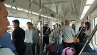 Penumpang yang sudah mulai memadati Skytrain (Shinta/detikTravel)