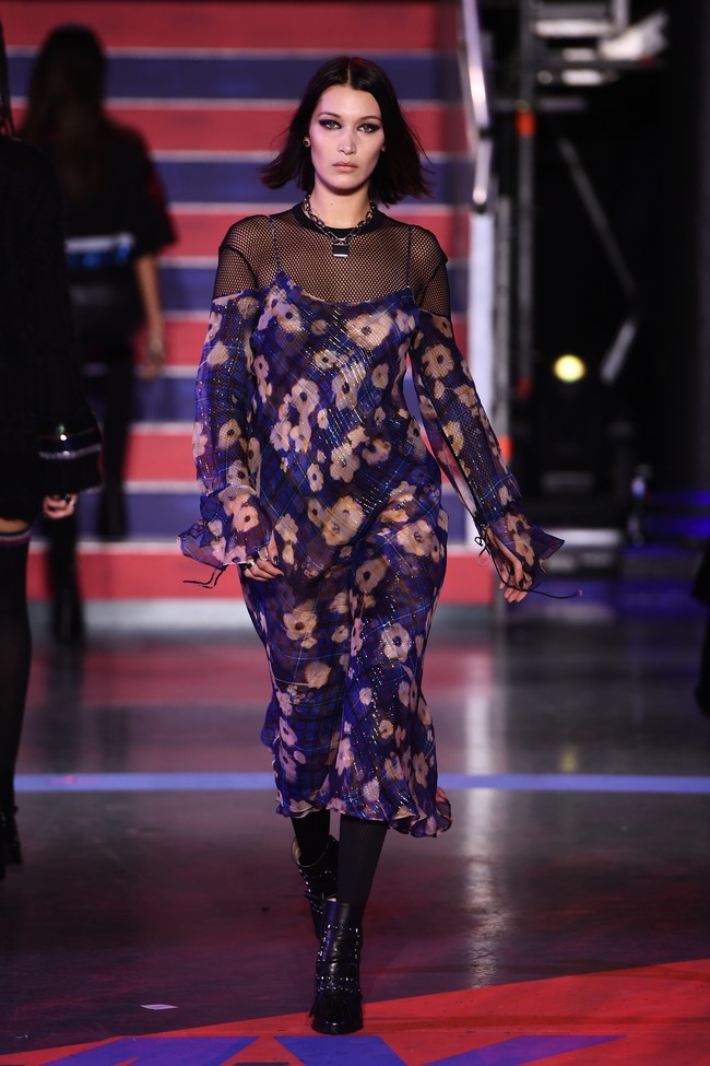 Sementara Bella Hadid tampil berbalut jumpsuit floral transparan yang lebih mirip busana musim panas ketimbang musim gugur. Foto: Getty Images
