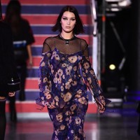 Sementara Bella Hadid tampil berbalut jumpsuit floral transparan yang lebih mirip busana musim panas ketimbang musim gugur. Foto: Getty Images
