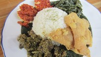 Paket Nasi Campur di Fitzroy terdapat gyutan cabai hijau. Potongan lidah sapi dibalut sambal cabai pedas berempah. Pelengkap lainnya berupa telur balado, sayur daun singkong dan kulit ayam.