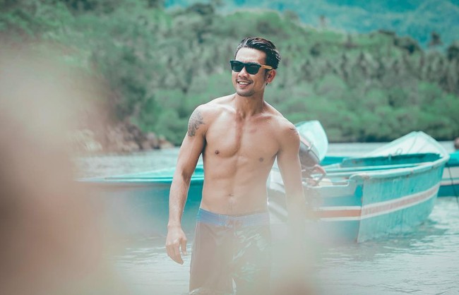 Denny Sumargo salah satu cowok ganteng yang akrab disapa Densu ini ternyata mempunyai tubuh atletis. Ia juga mantan atlet basket. Foto: Instagram