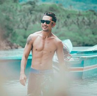 Denny Sumargo salah satu cowok ganteng yang akrab disapa Densu ini ternyata mempunyai tubuh atletis. Ia juga mantan atlet basket. Foto: Instagram