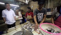 Roem Kono juga menyapa pedagang ikan.