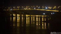  Di kalangan masyarakat sekitar dan traveler, Jembatan Barelang pun menjadi ikon Batam yang sering dihampiri. Khususnya saat malam hari (Randy/detikTravel)