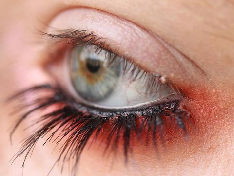 Tren Pakai Bulu Mata Palsu Hanya di Bagian Bawah, Cantik atau Aneh?  