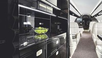 Soal makanan, pesawat ini dilengkapi dengan dapur dan lemari es yang bisa menyimpan aneka makanan. Bisa dipastikan kamu tidak akan kelaparan kalau naik pesawat jet pribadi ini (dok. Embraer)