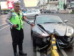 Kata Polisi soal Penyebab Driver Aston Martin Meleng Tabrak Separator