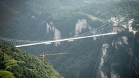 Jembatan tersebut telah memecahkan rekor dengan panjang 430 meter dan tinggi 300 meter seperti diberitakan media China Daily (Fred Dufour/AFP)
