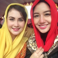 Tak jarang Novita Hardini bekerja bersama Arumi Bachsin. Gaya hijabnya tampak sama hanya saja Novita selalu memakai ciput sebagai dalaman. Sedangkan Arumi Bachsin tidak. Foto: Dok. Instagram @novitamochamad