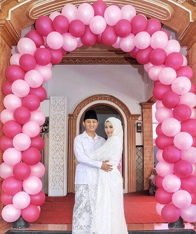 Ini merupakan gaya hijab simpel ala Novita Hardini yang serba putih saat merayakan ulang tahun pernikahannya dengan Mochamad Nur Arifin. Foto: Dok. Instagram @novitamochamad