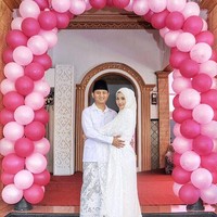 Ini merupakan gaya hijab simpel ala Novita Hardini yang serba putih saat merayakan ulang tahun pernikahannya dengan Mochamad Nur Arifin. Foto: Dok. Instagram @novitamochamad