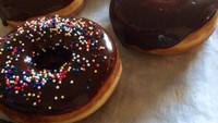 Cokelat tak pernah gagal memuaskan selera. Rasa cokelat pekat bisa dipandu dengan permen cokelat atau sprinkles warna-warni.Foto: Istimewa