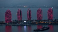 Gelap mulai berangsur datang. Di sepanjang Pantai Sanya mulai tampak menara Phoenix yang menyala tiap malam (CNN Travel)