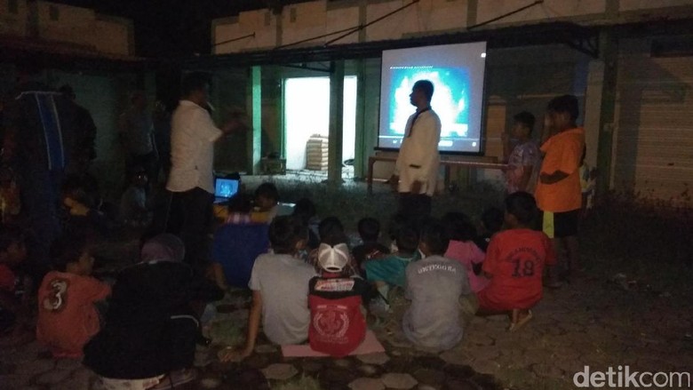 Anak-anak Ikut Nobar Film G30S/PKI di Banda Aceh