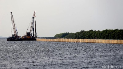 Terancam Tenggelam, Pembangunan Tanggul Laut Terus Dikebut