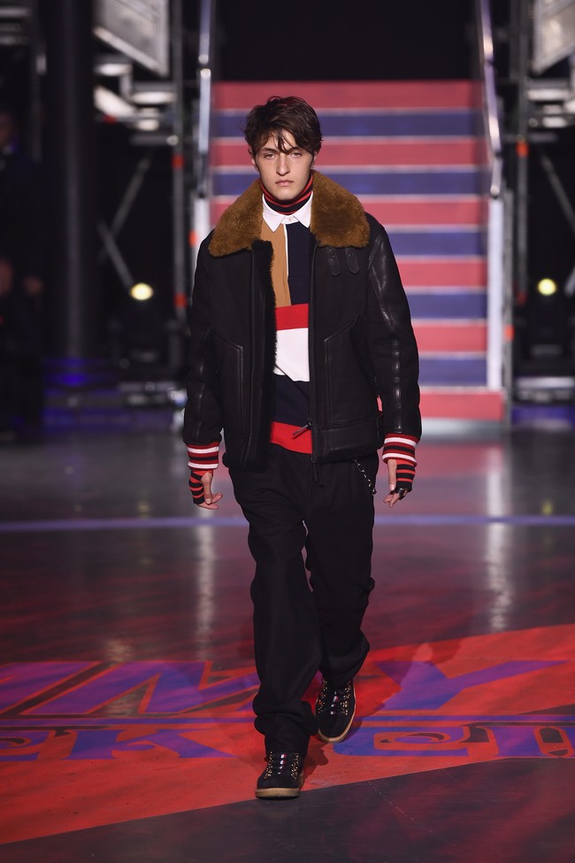 Momen paling menarik, ketika Anwar Hadid menyusul kakak-kakaknya berjalan di runway Tommy Hilfiger.  Foto: Getty Images