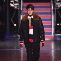 Momen paling menarik, ketika Anwar Hadid menyusul kakak-kakaknya berjalan di runway Tommy Hilfiger.  Foto: Getty Images