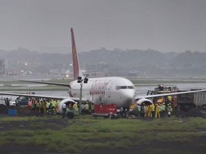 Hujan Deras, Pesawat Maskapai India Terperosok ke Lumpur