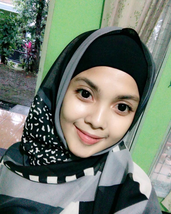 Gaya hijabers Bandung ini tampak simpel dan boyish dalam kesehariannya. Tampaknya kerudung hitam menjadi favorit Kintan Mary. Foto: Instagram @kintaanmary