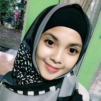 Gaya hijabers Bandung ini tampak simpel dan boyish dalam kesehariannya. Tampaknya kerudung hitam menjadi favorit Kintan Mary. Foto: Instagram @kintaanmary